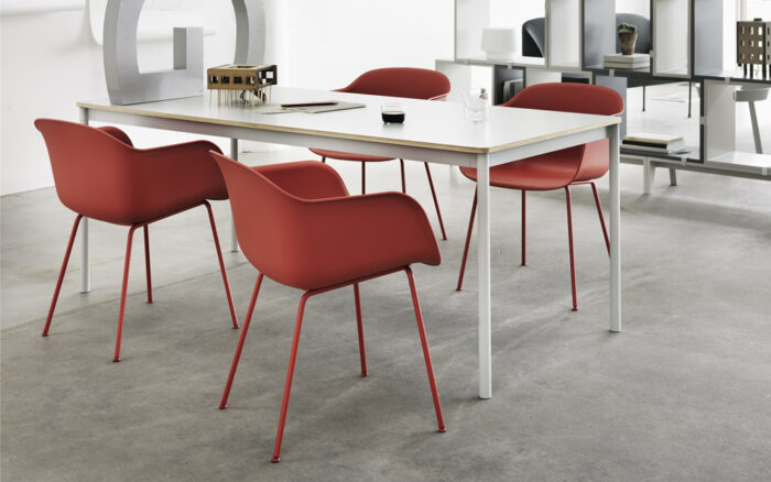 Inspiratie Muuto tafel en stoelen Fiber rood Base table wit