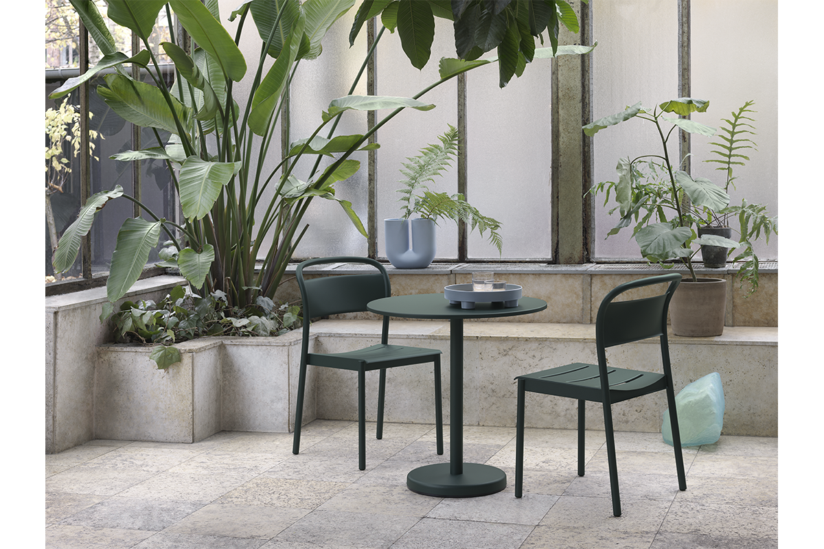 Inspiratie Insight Interieur Outdoor, Muuto Linear steel ronde tafel en losse stoelen