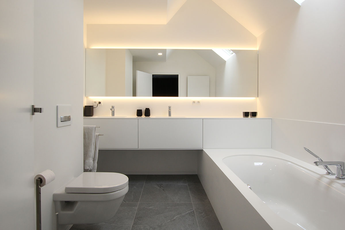 Inspiratie badkamer maatwerk solid surface corian, bad, wc, toilet, wastafel, spiegel op maat,