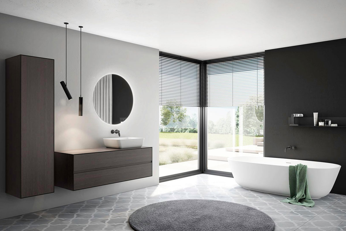Inspiratie badkamer vrijstaand bad, wandmeubel en wastafel, raamdecoratie, spiegel